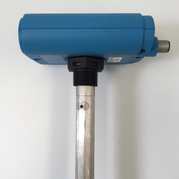 Sensor de nivel para líquidos LFT tipo sonda, rango 1000mm,  4 salidas PNP ajustables, M12 8 Pin