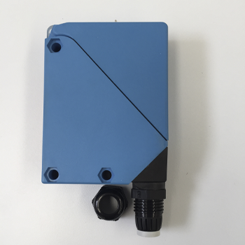 Sensor fotoeléctrico réflex W34, rango hasta 22m, luz roja visible, salida PNP/NPN, conexión por bornes con racor M16, IP67